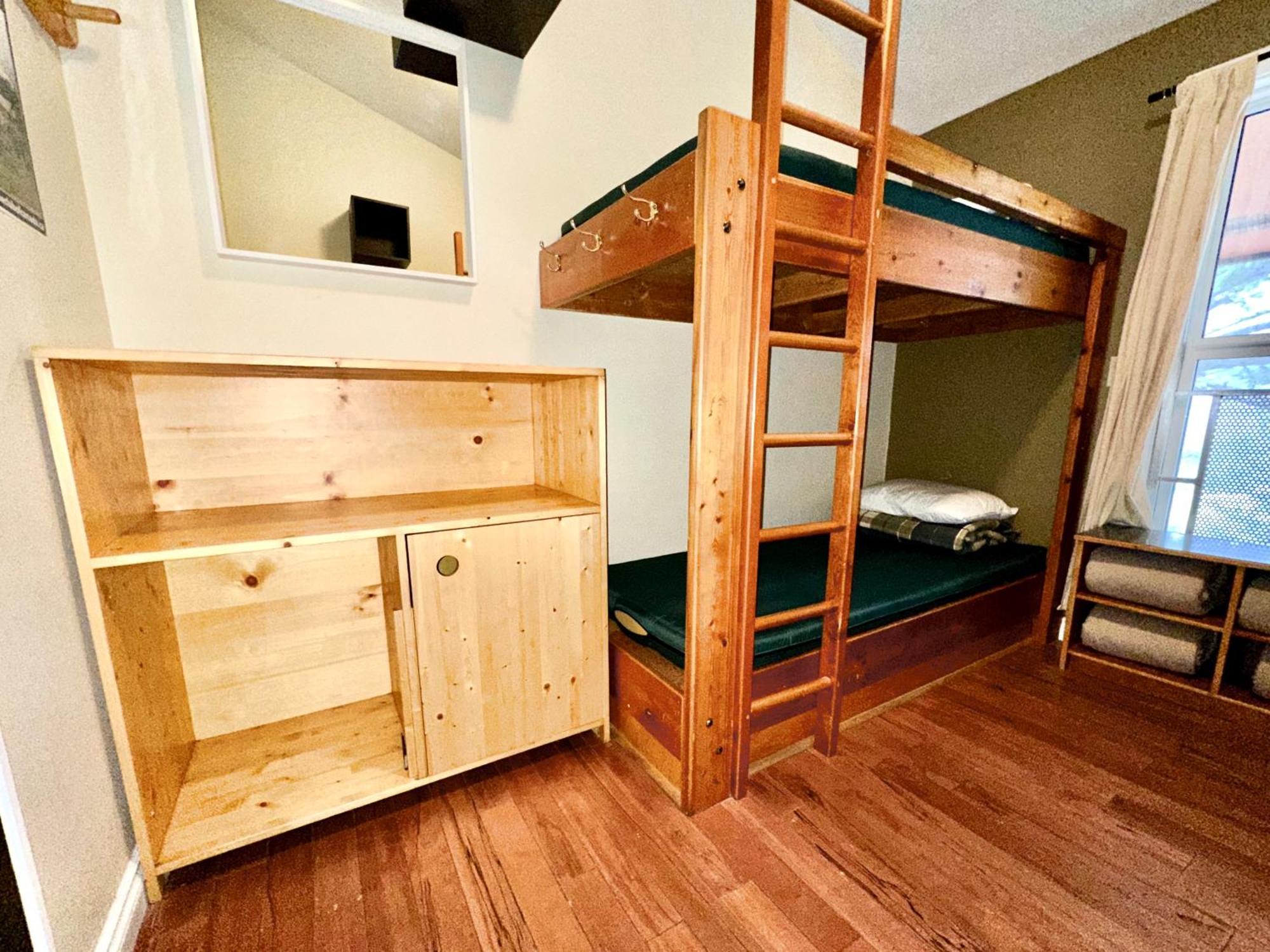 Canmore Alpine Hostel - Alpine Club Of Canada ภายนอก รูปภาพ