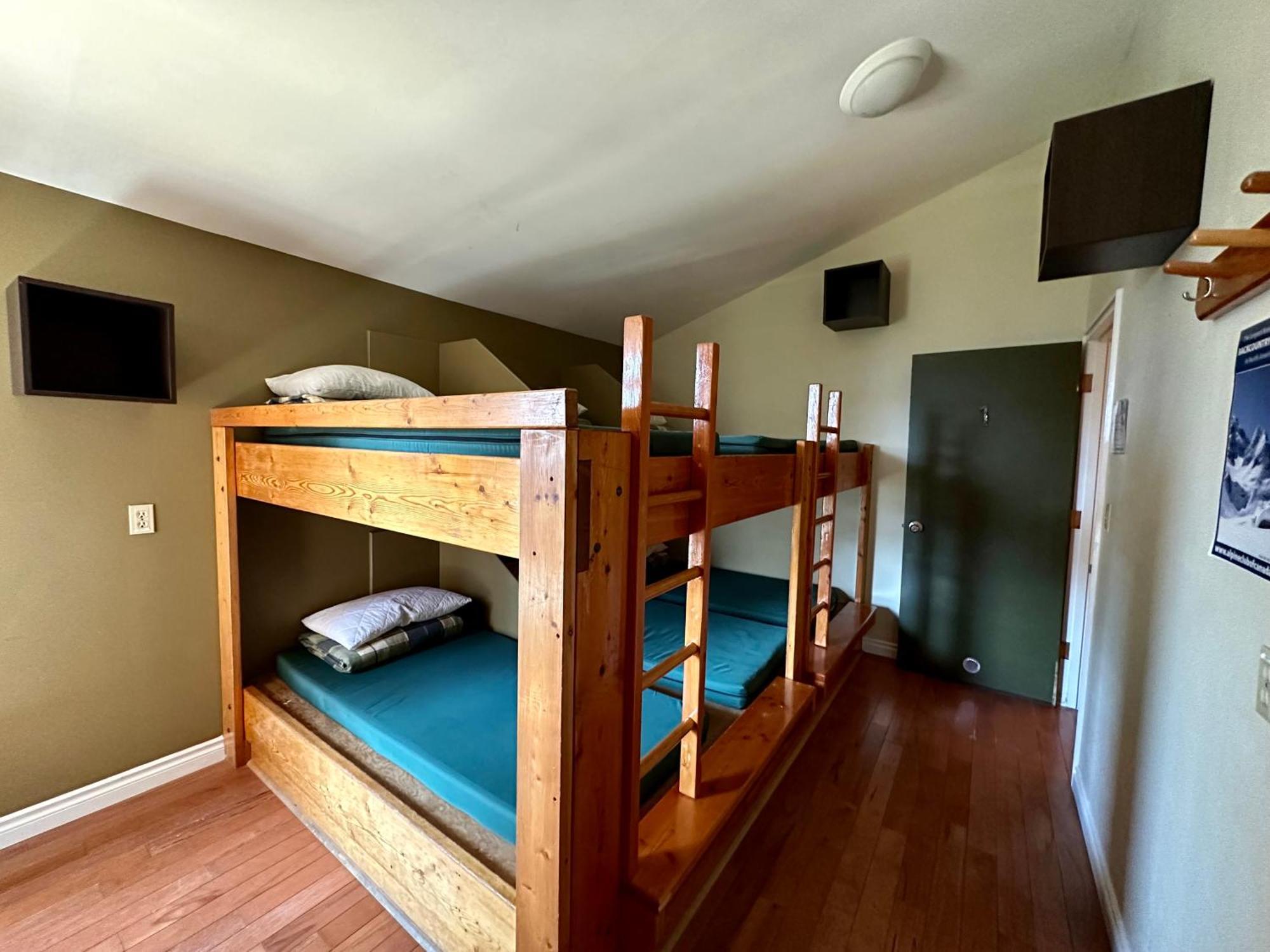 Canmore Alpine Hostel - Alpine Club Of Canada ภายนอก รูปภาพ