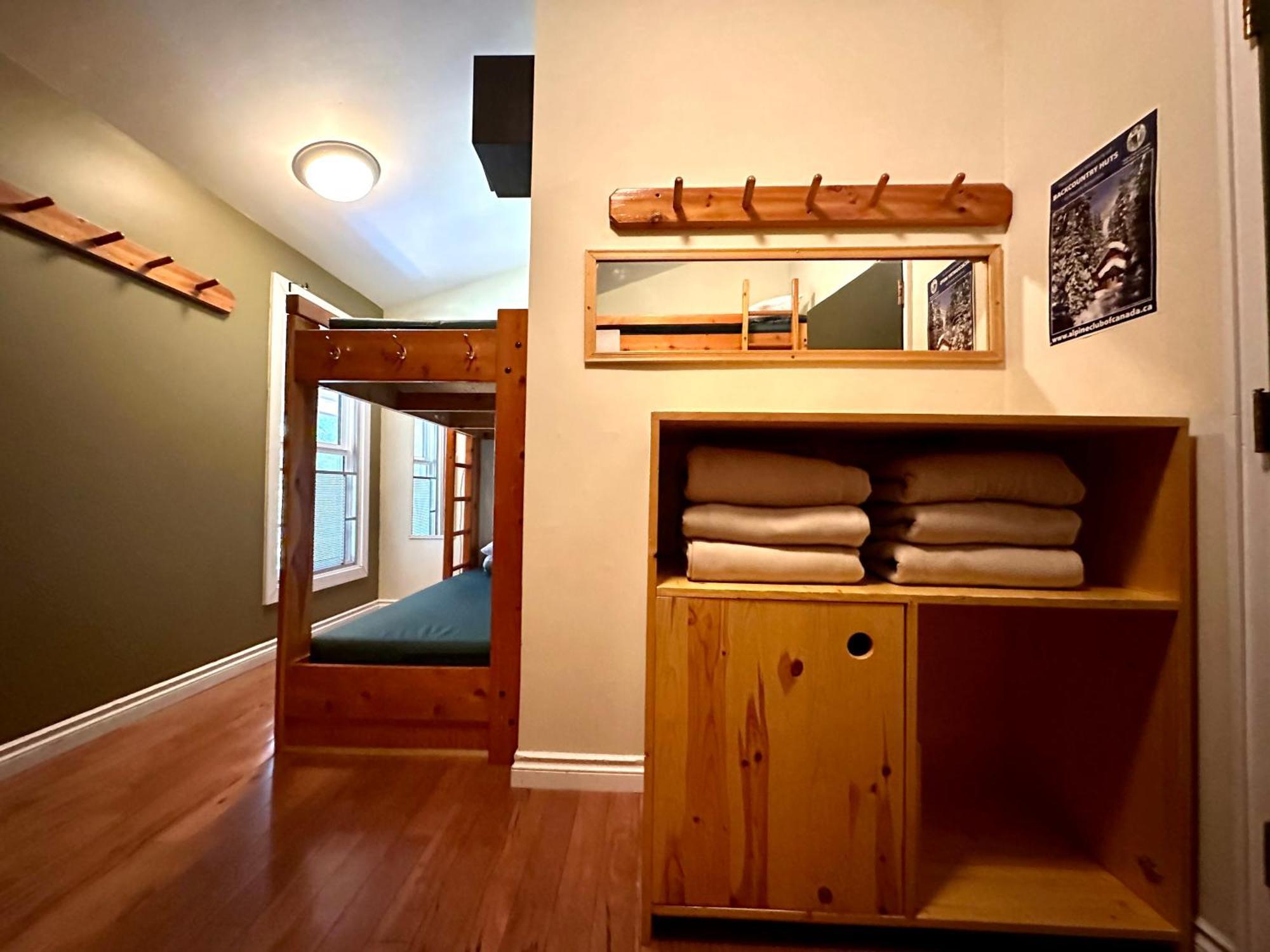 Canmore Alpine Hostel - Alpine Club Of Canada ภายนอก รูปภาพ