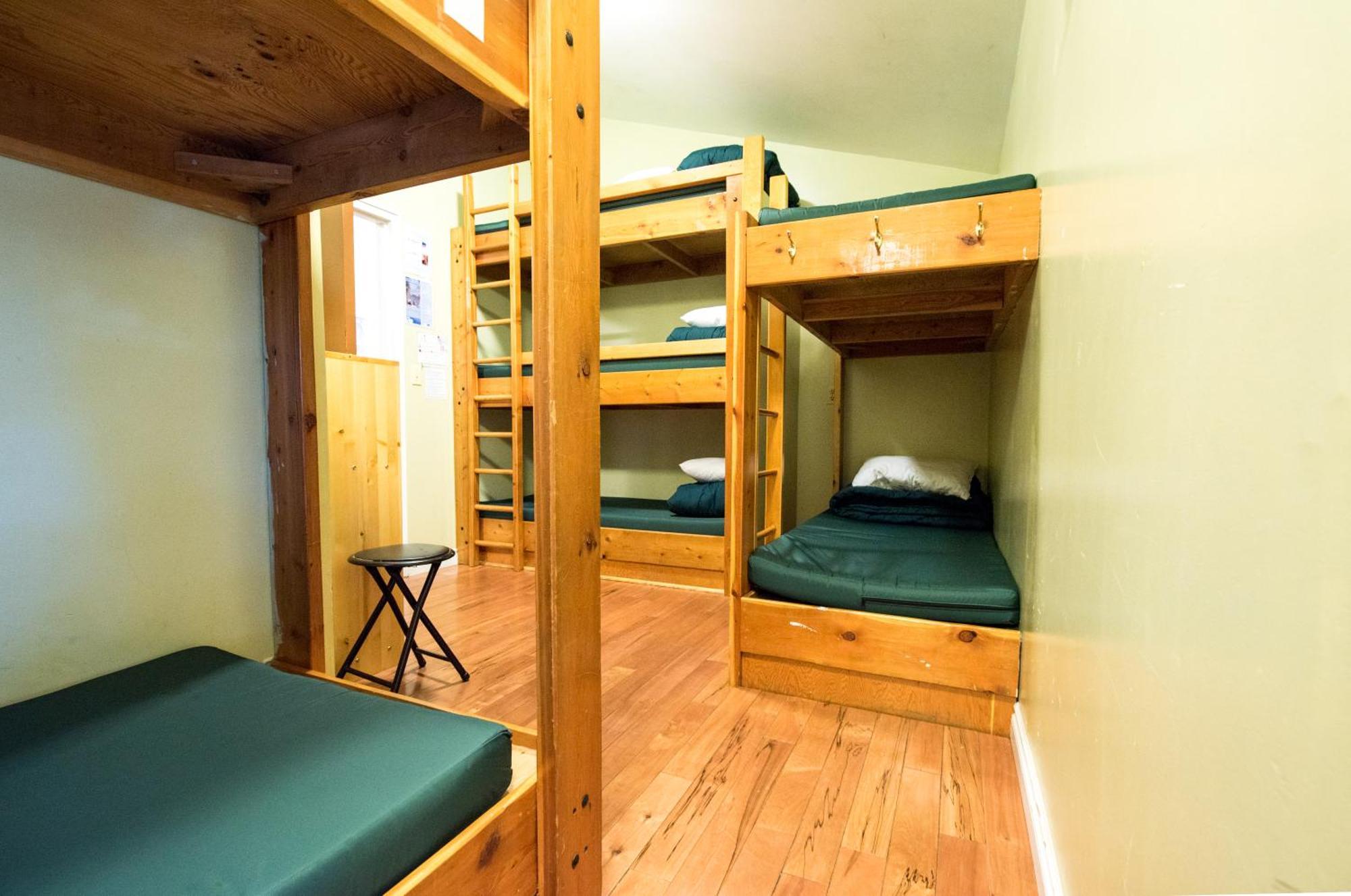 Canmore Alpine Hostel - Alpine Club Of Canada ภายนอก รูปภาพ