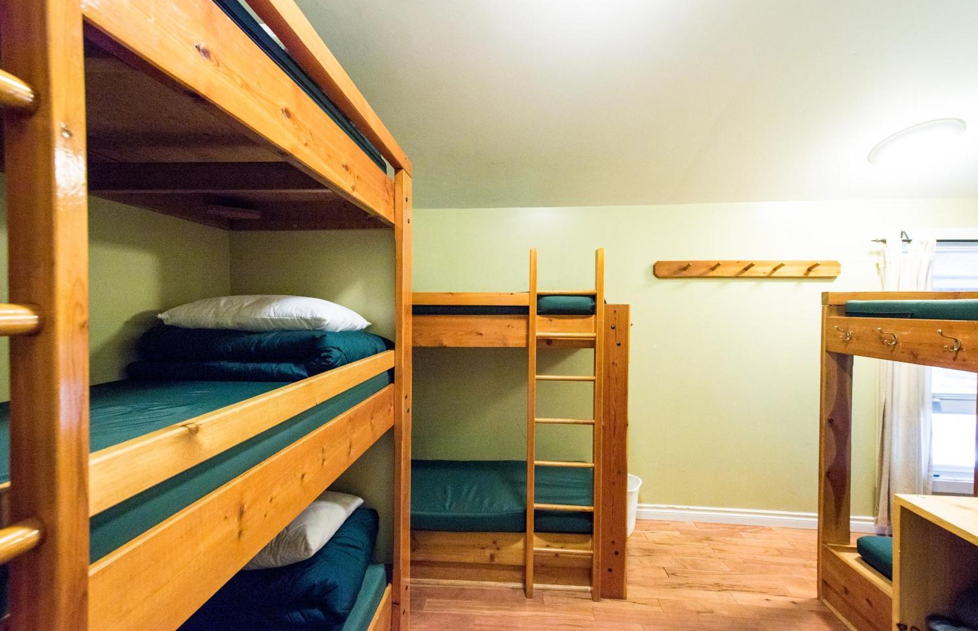 Canmore Alpine Hostel - Alpine Club Of Canada ภายนอก รูปภาพ