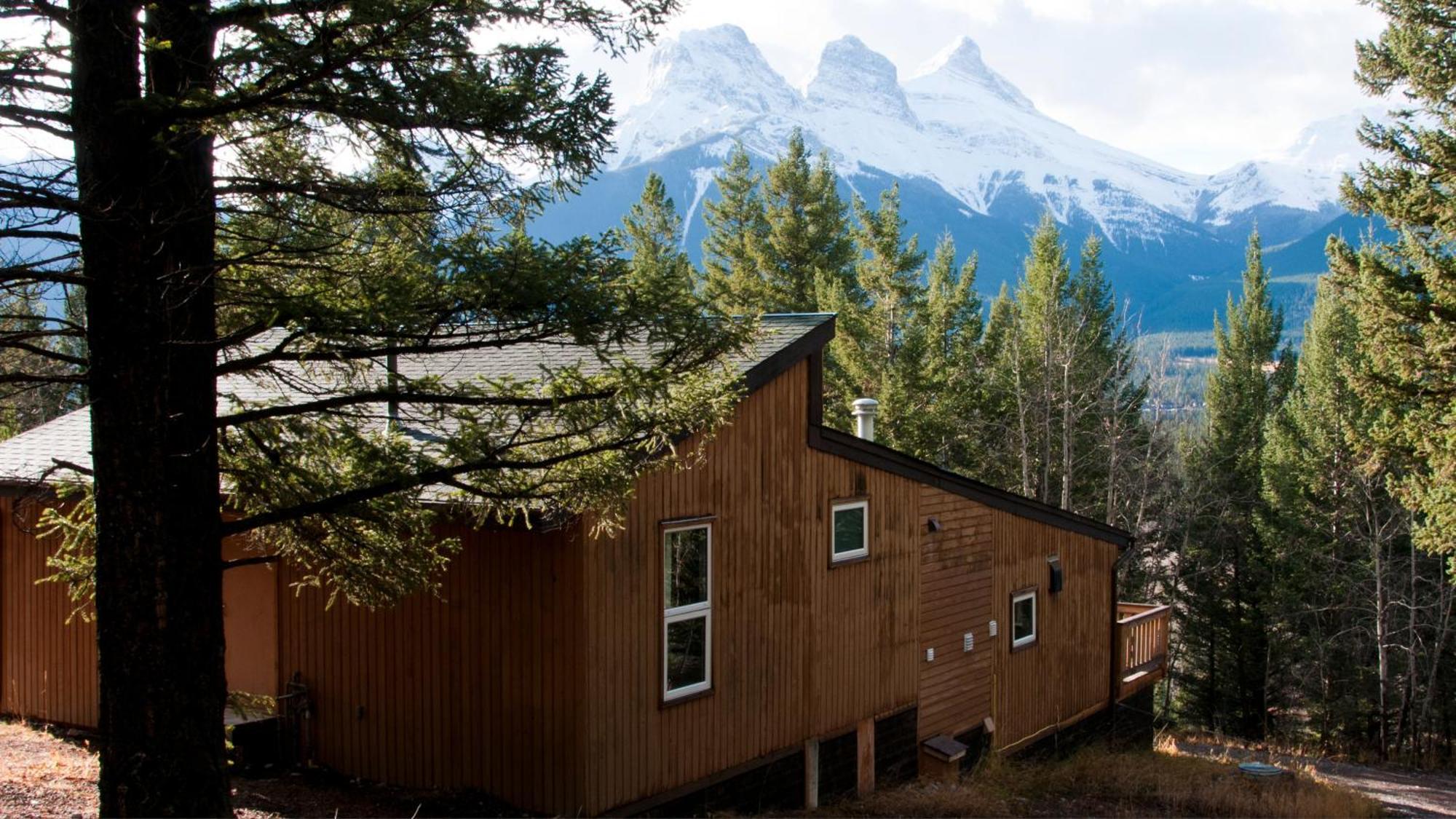 Canmore Alpine Hostel - Alpine Club Of Canada ภายนอก รูปภาพ