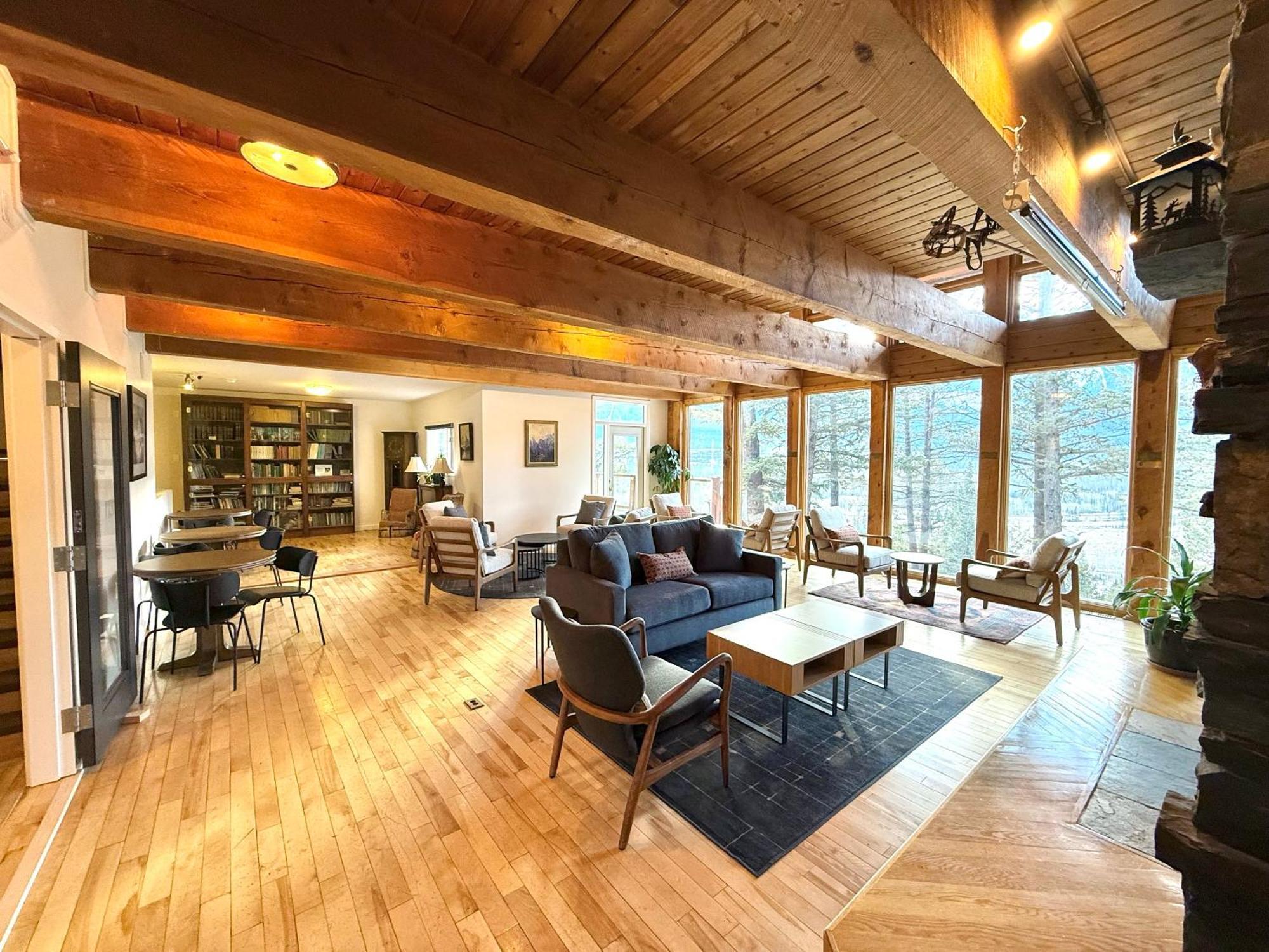 Canmore Alpine Hostel - Alpine Club Of Canada ภายนอก รูปภาพ