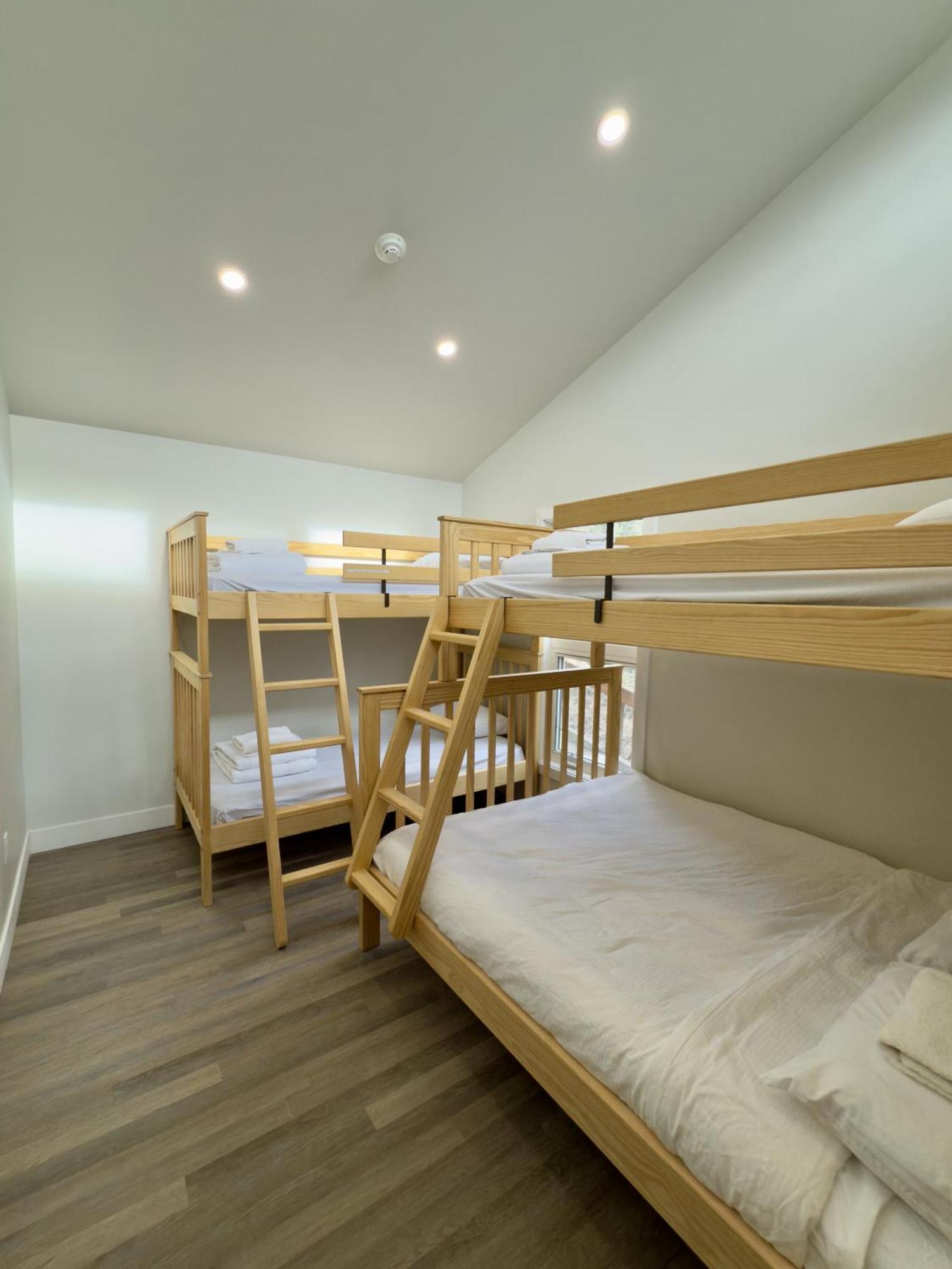 Canmore Alpine Hostel - Alpine Club Of Canada ภายนอก รูปภาพ